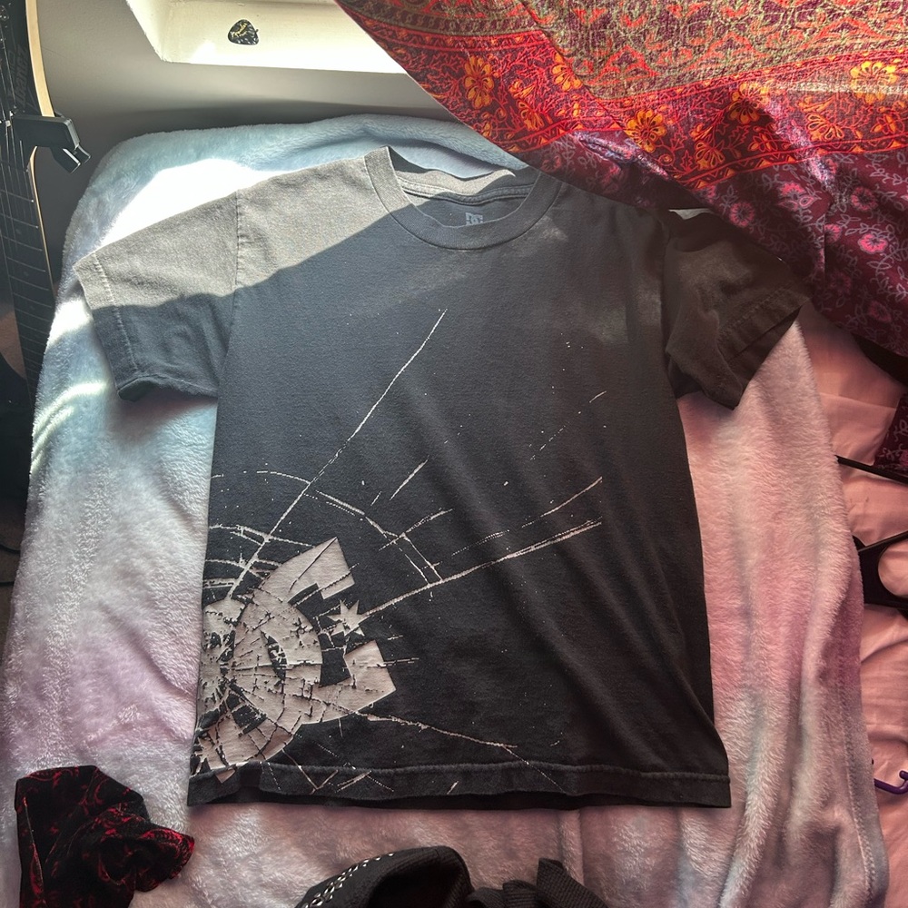 dc shattered graphic baby tee
